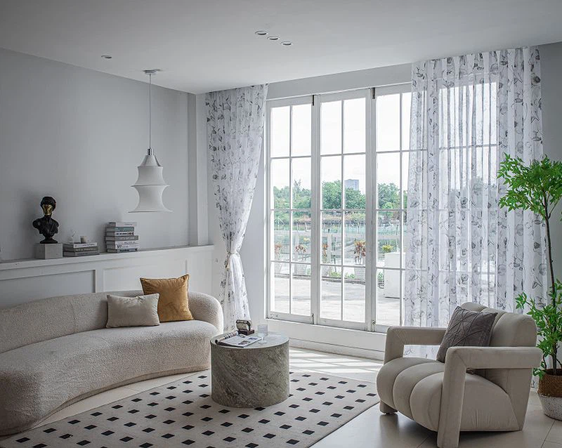 Skrin Doli FabricWindow dengan Cetakan Peony Golden-Center